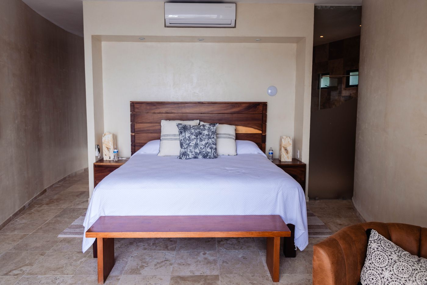 Bedroom with a king bed, white walls and a wood headboard at Villa Mandarinas