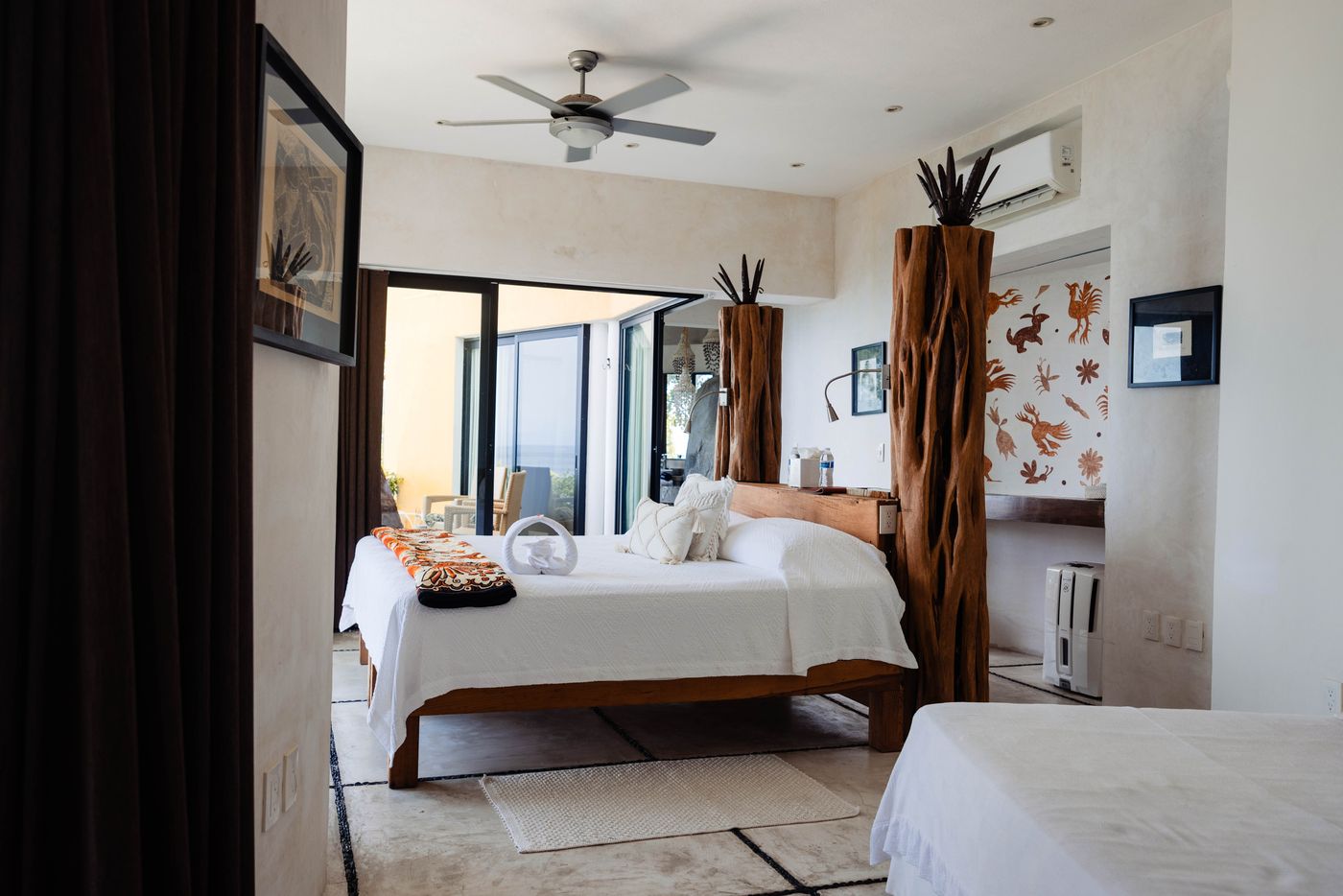 Bedroom with a white bed and a ceiling fan at Villa Mandarinas